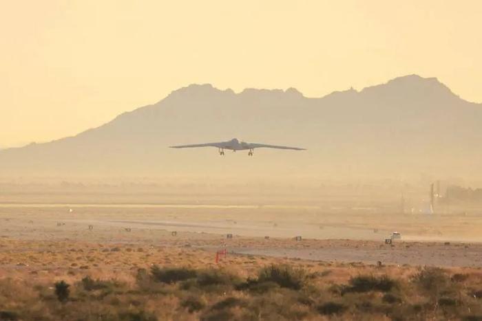 Máy bay ném bom tàng hình B-21 Raider cất cánh có ý nghĩa gì?