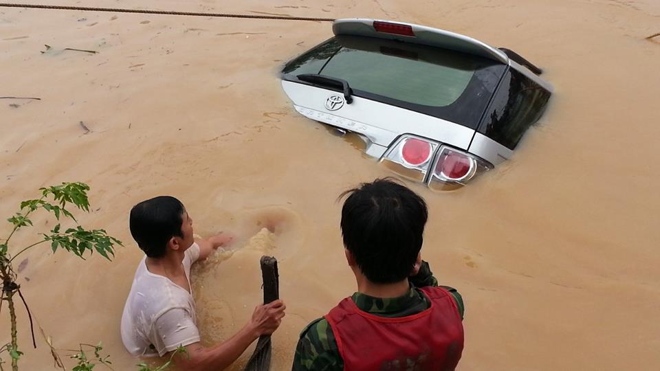 Cận cảnh vớt thi thể PGĐ Sở Công thương bị lũ cuốn