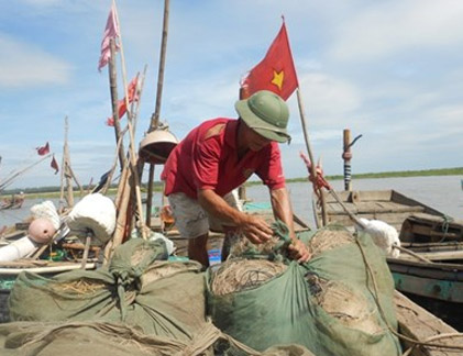 Siêu bão chưa xa, ngư dân vươn ra đánh cá