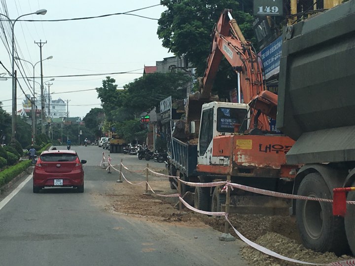 Vĩnh Yên: Bỗng nhiên con đường đẹp bị vá như “tấm áo chị Dậu“