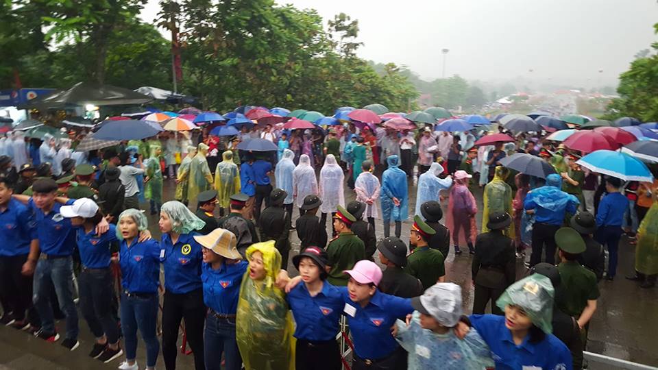 Công an, sinh viên tình nguyện đội mưa đảm bảo an ninh tại lễ hội đền Hùng