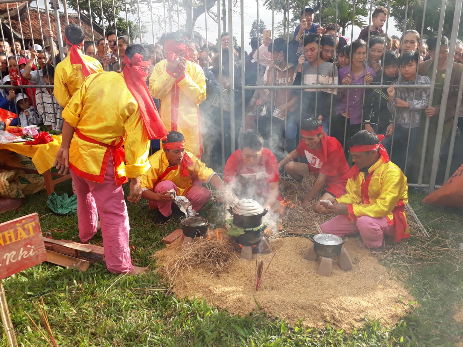 Ảnh: Kéo lửa, thổi cơm thi thu hút hàng nghìn du khách đến chùa Keo