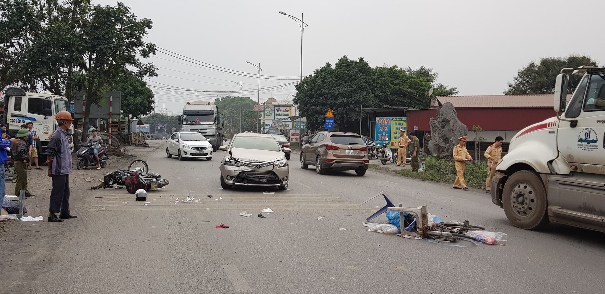 Hình ảnh kinh hãi ô tô bán tải tông hàng loạt phương tiện