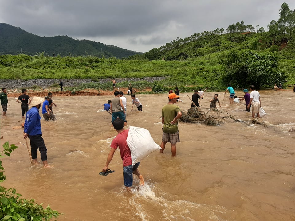 Vỡ đập thủy lợi Đầm Thìn: Dân đổ xô xuống hồ bắt cá