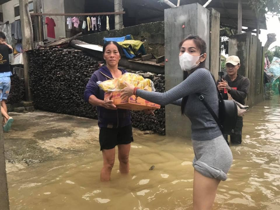 Lũ lụt miền Trung: Nước lũ trôi đi, tình người ở lại!