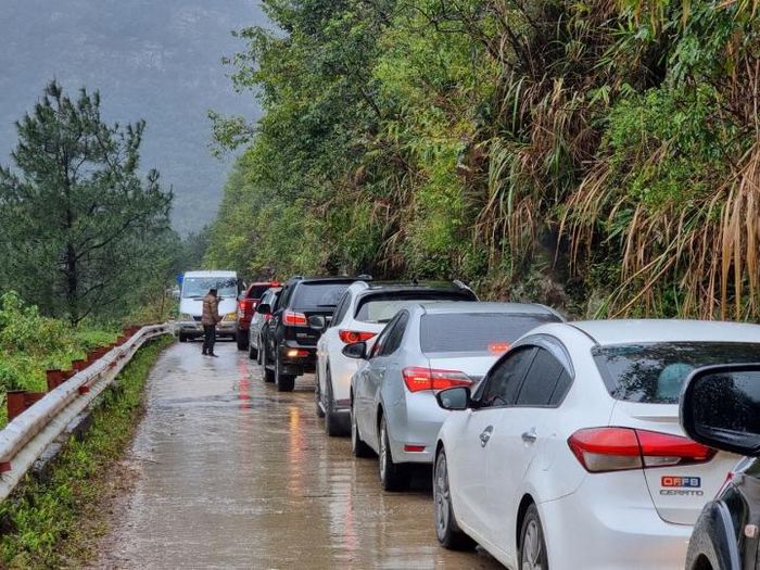 Du khách ùn ùn đi săn băng tuyết, ô tô tắc dài chờ lên đỉnh Mẫu Sơn