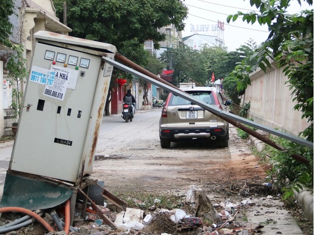 Cận cảnh hàng chục bốt điện “chống nạng”, nằm giữa đường... chờ giải cứu