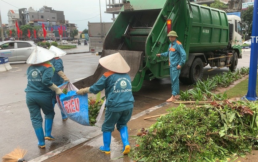 Hải Dương: Người đi bộ dẫm nát hoa, thảm cỏ…công nhân đội mưa dọn dẹp