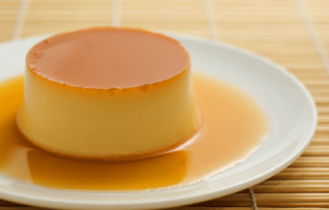 Nguyên liệu  làm bánh flan sữa tươi là trứng gà, sữa bò hoặc dê tươi. Bạn cần chuẩn bị: Trứng gà tươi: 5 quả. Sữa dê hoặc sữa bò tươi: 500ml. Vani: 2 ống. Đường trắng: 100g. Chanh tươi: 1/2 quả. Nước lọc: 100ml