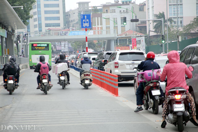 Kệ dải phân cách cứng, xe máy vẫn vô tư lấn làn BRT