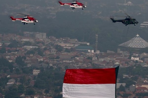 Ngắm dàn khí tài Indonesia phô diễn mừng 76 năm quân đội thành lập