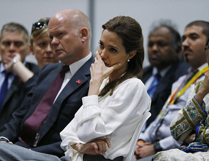 Angelina Jolie bật khóc tại hội nghị về lạm dụng tình dục