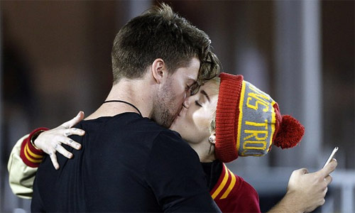 Miley Cyrus hôn say đắm con trai Arnold