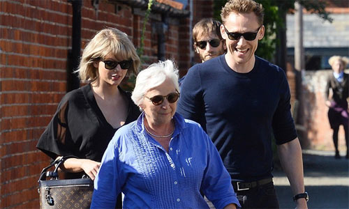 Taylor Swift và Tom Hiddleston ra mắt cha mẹ hai bên