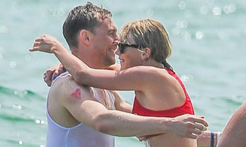 Taylor Swift và Tom Hiddleston âu yếm nhau trên biển