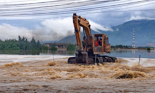 Ảnh: Máy xúc cứu 4 thanh niên trong nước chảy xiết ở Nha Trang