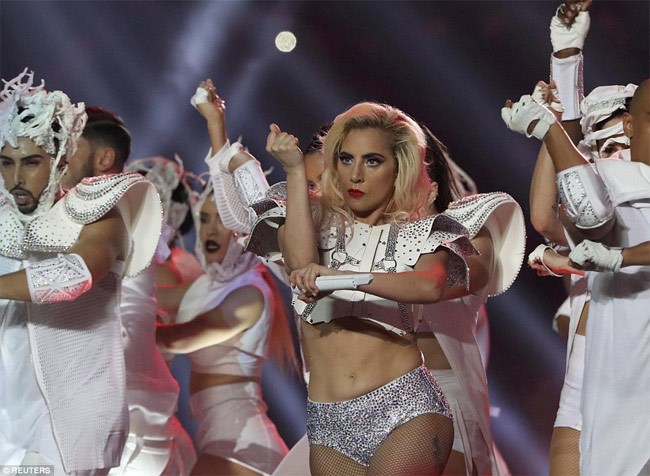 Lady Gaga lộ vòng eo bèo nhèo trên sân khấu Super Bowl