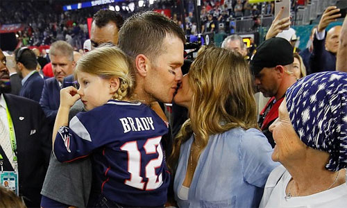 Siêu mẫu Gisele Bundchen hôn chồng sau chiến thắng tại Super Bowl