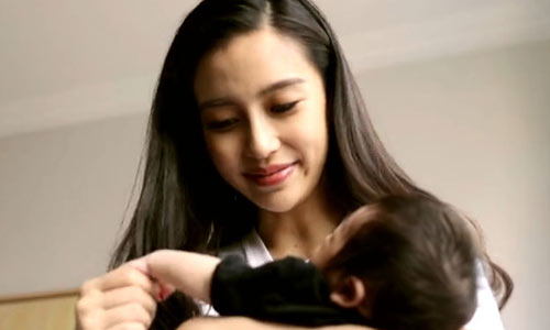 Angelababy lần đầu khoe con trai mới sinh