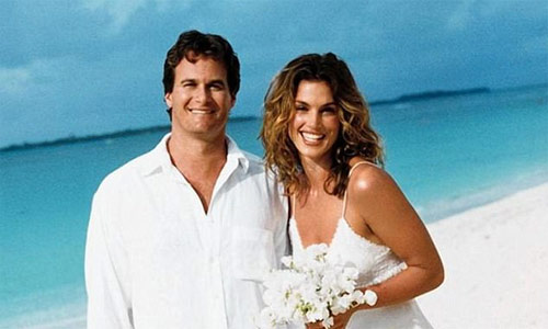 Cựu siêu mẫu Cindy Crawford kỷ niệm 19 năm ngày cưới