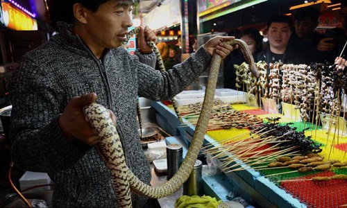 Ghê rợn rắn rết bị làm thịt sống trước mặt du khách 