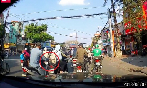 Video: Táo tợn móc ba lô của cô gái đang dừng chờ đèn đỏ