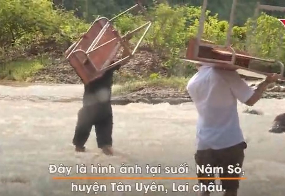 Video: Thầy giáo cõng bàn qua suối cuồn cuộn, đưa đón học sinh đến trường