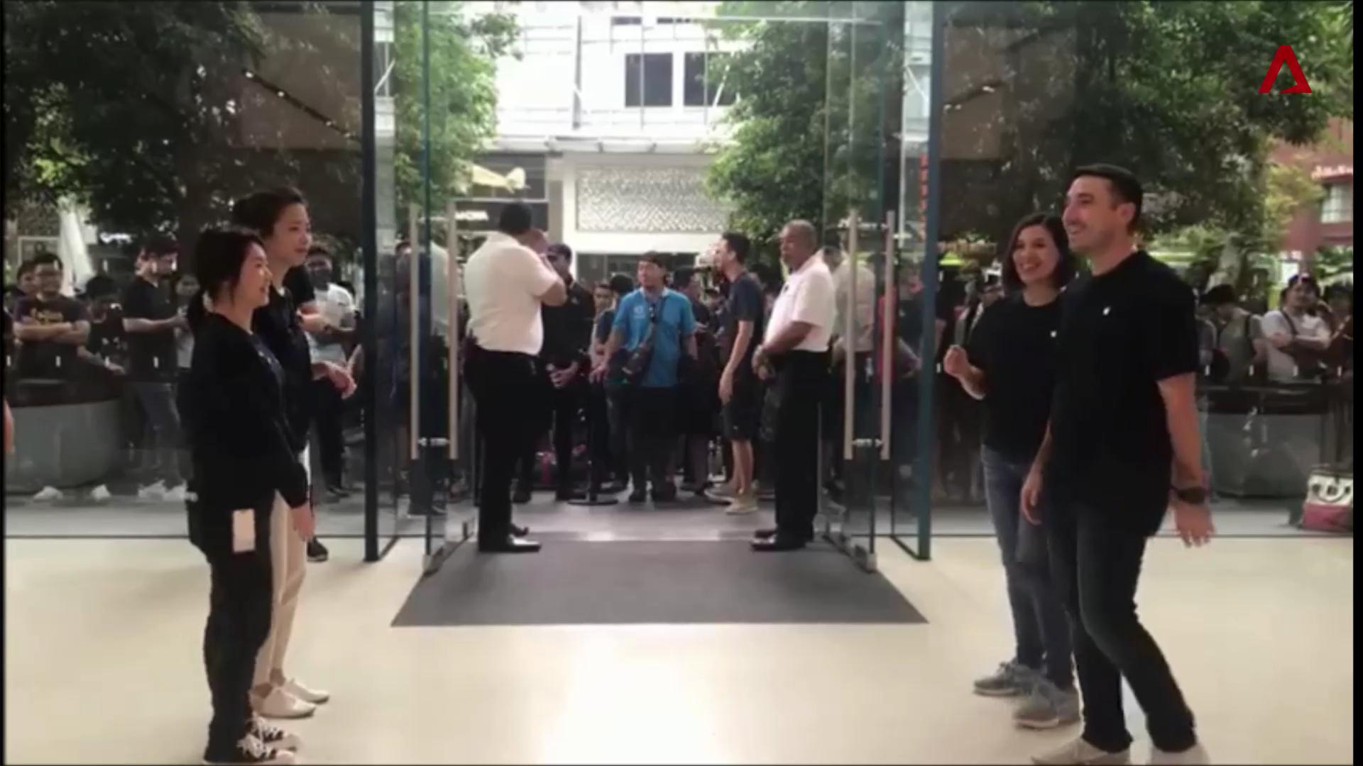 Video: Hàng trăm người ùa vào Apple Store Singapore mua iPhone XS