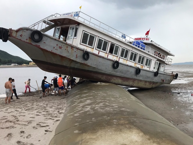 Tàu khách vắt vẻo, mắc kẹt trên đê lấn biển khi tránh bão số 3