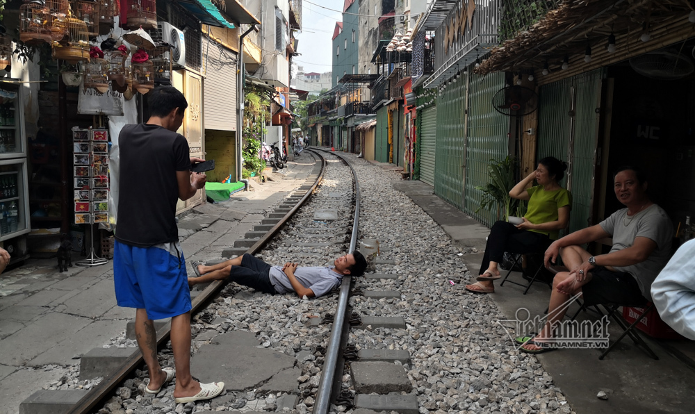 Cà phê đường tàu vắng hoe, chủ quán đóng cửa nằm dài selfie