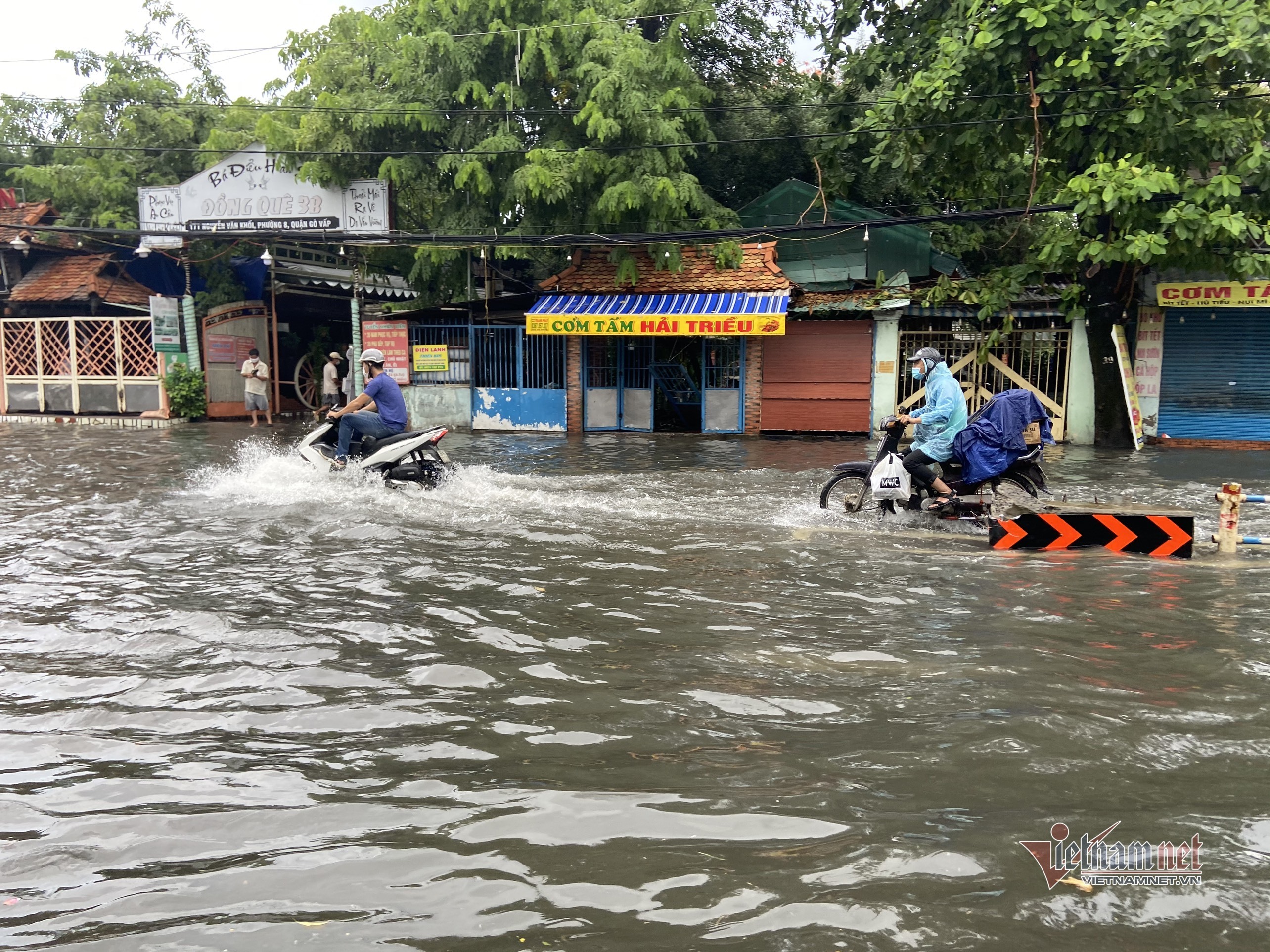 Cửa ngõ sân bay Tân Sơn Nhất ngập lênh láng sau mưa lớn