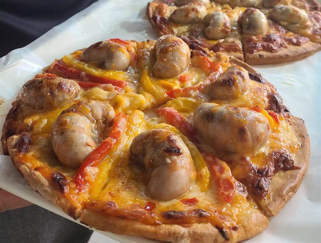 Cực dị món pizza tinh hoàn gà, không phải người nào cũng dám ăn