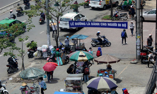 Băng rôn “giành” vỉa hè đi bộ bị vô hiệu hóa