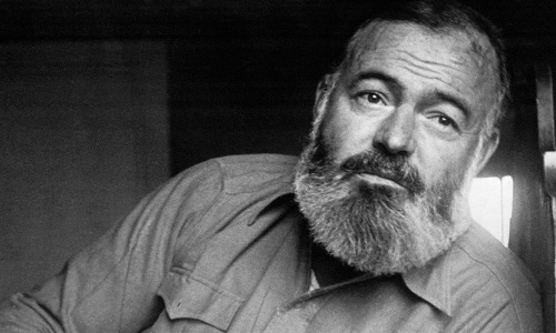 Nhà văn Ernest Hemingway viết truyện ngắn đầu tay khi nào?