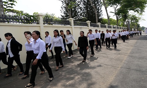 Ảnh: Dòng người xếp hàng dài chờ vào viếng bác Sáu Khải