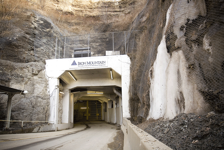 Nằm sâu trong lòng núi ở Boyers, miền tây bang Pennsylvania, " thành phố ngầm" Iron Mountain được xây dựng vào năm 1951. Kiến trúc này vô cùng kiên cố và an toàn để có thể tránh được bom nguyên tử.