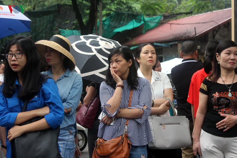 Con thi trường có tỷ lệ chọi cao nhất Hà Nội, phụ huynh thấp thỏm đợi chờ