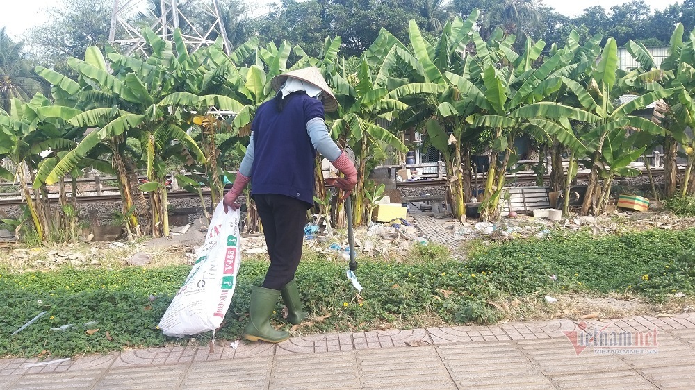 Khẩu trang vứt bừa lòng đường vỉa hè, nữ công nhân xách bao tải thu gom