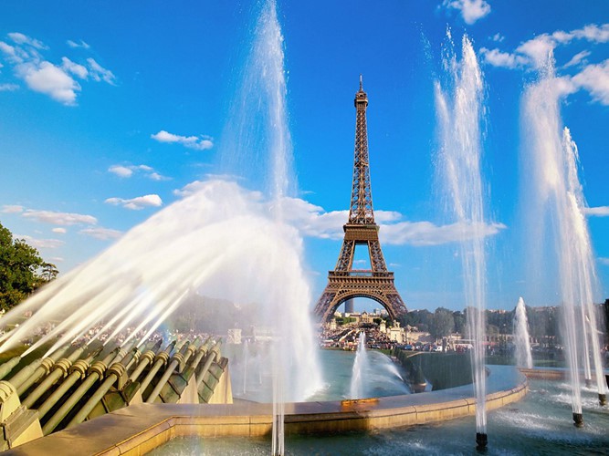 Vì sao dân Paris từng muốn phá tháp Eiffel bán sắt vụn?