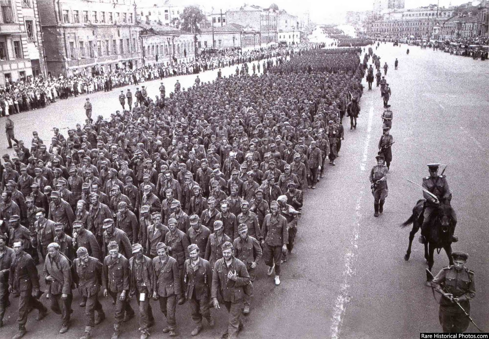 Ảnh hiếm đội quân thất bại của Hitler đi diễu phố ở Moscow 1944