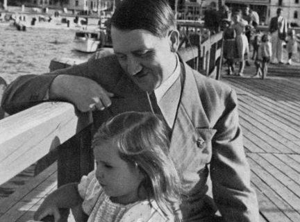 Biểu cảm “lạ” của trùm phát xít Hitler chụp ảnh với trẻ em