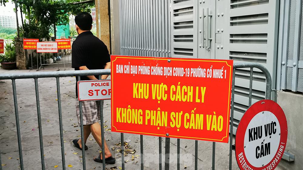 Hà Nội: Cận cảnh phong tỏa 3 tòa nhà trên phố Trần Cung do có ca F0