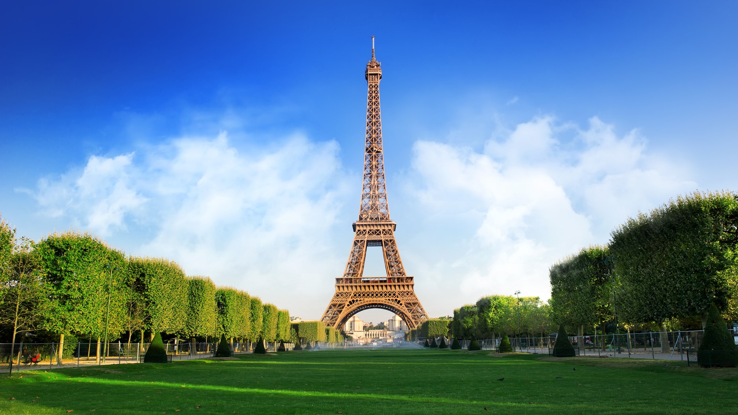 Tháp Eiffel suýt bị dỡ bỏ: Lộ lý do sốc liên quan “quái vật”  