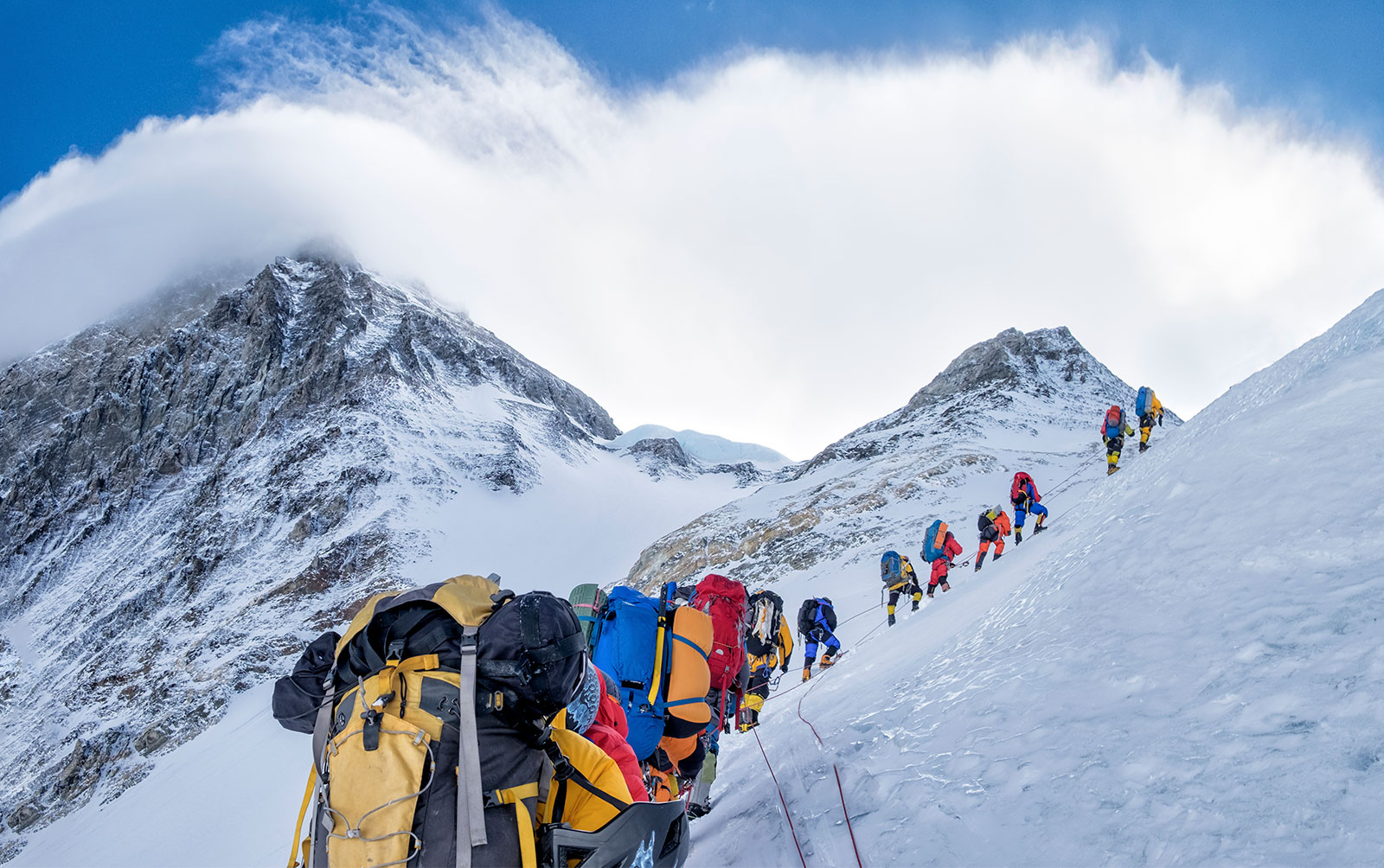 Rùng mình lý do đỉnh Everest "níu giữ"... xác người leo núi 