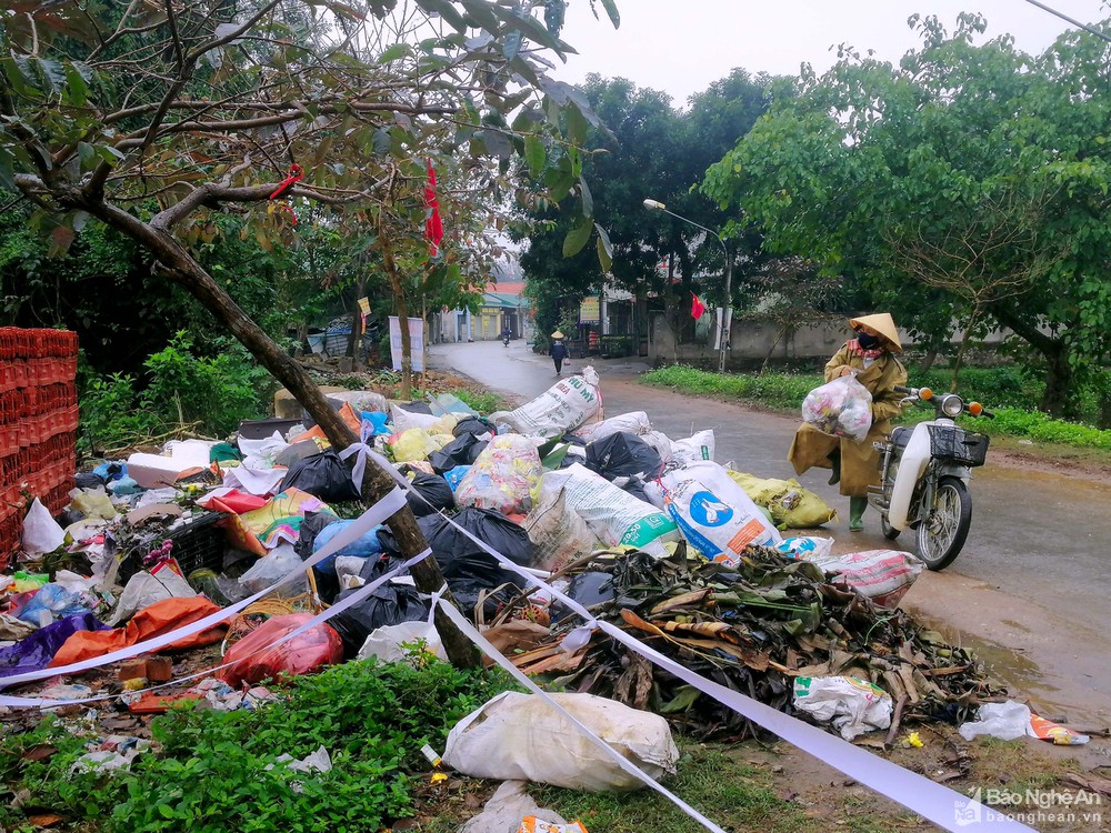 Sau Tết, nhiều tuyến đường ở Nghệ An ngập rác thải