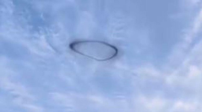 Bí ẩn vòng tròn đen xuất hiện trên bầu trời Trung Quốc: Nghi UFO 