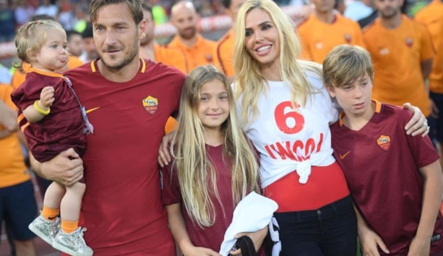 Totti cặp kè người đẹp giống vợ cũ