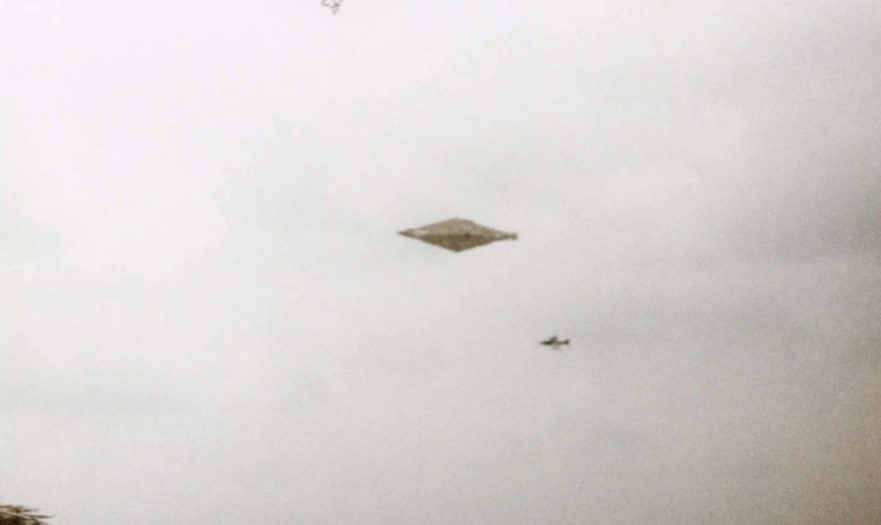 "Sốt xình xịch" ảnh UFO rõ nét được công bố sau 32 năm giấu nhẹm