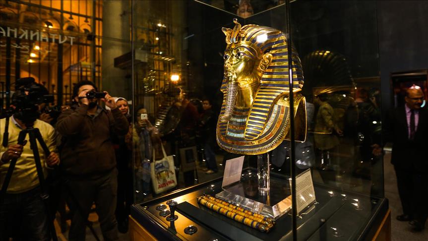 Chi tiết kỳ quái trên mặt nạ vàng Tutankhamun khiến chuyên gia “rối não”