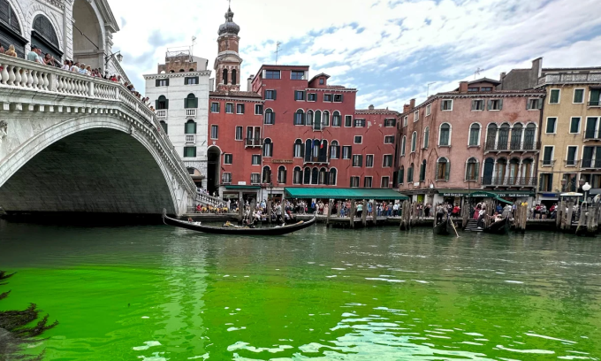 Ngoài kênh đào Grand ở Venice, dòng sông nào cũng đổi màu bất thường? 